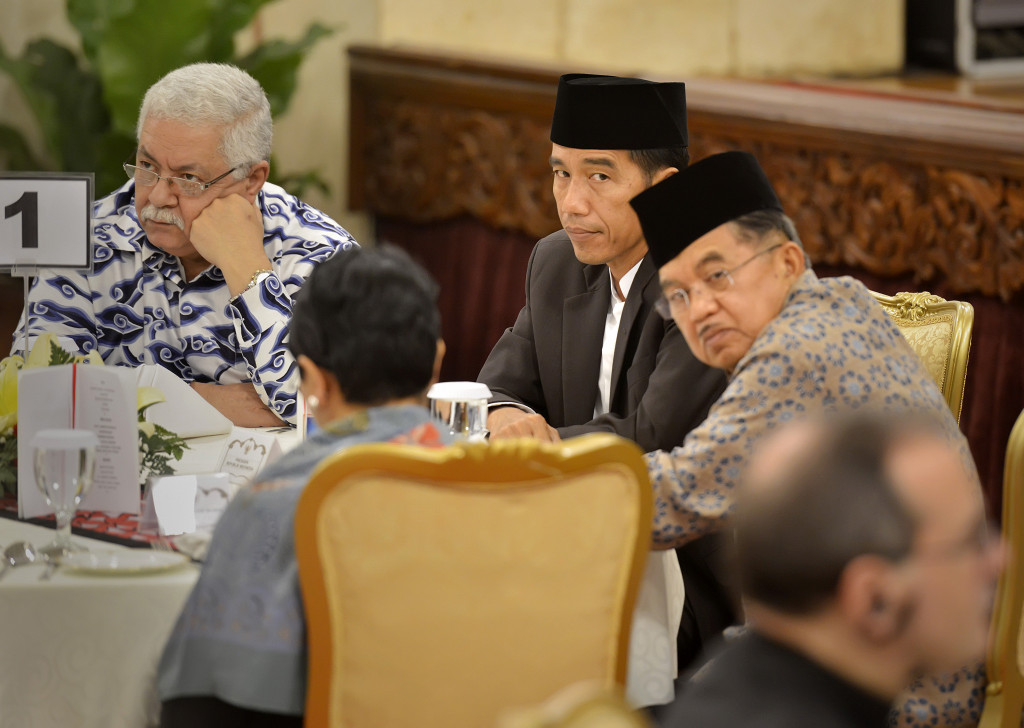   Presiden Joko Widodo dan Wapres Jusuf Kalla buka puasa bersama duta besar negara sahabat di Istana Merdeka, Jakarta, Senin 13 Juli 2015. Antara Foto/Yudhi Mahatma