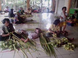 Belum Selesai Dibuat, Pembeli Sudah Incar Cangkang Ketupat