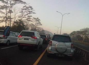 H-1, Antrean 4 Kilometer Mengular di Gerbang Tol Ciawi