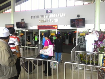 Pemudik Lewat Bandara Soetta Menurun