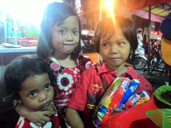 Anak Penjual Tisu Tumpah di Malam Takbiran