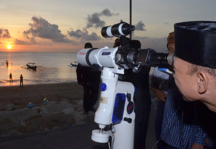 Jika Bulan Tertutup Awan, Lebaran Jumat atau Sabtu?