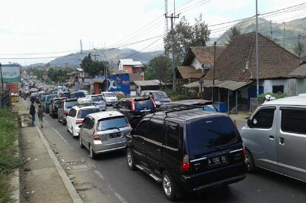 Kendaraan padat merayap dari Cileunyi ke Nagreg, Metrotvnews.com/ Ismail