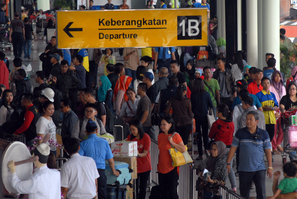 Pemudik antre memasuki terminal keberangkatan 1 B Bandara Soekarno-Hatta, Tangerang, Banten, Selasa 14 Juli 2015. Antara Foto/Lucky R