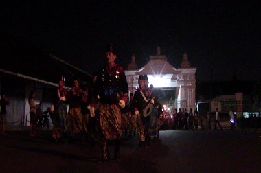 Prajurit Keraton Ikut Takbir Keliling di Solo