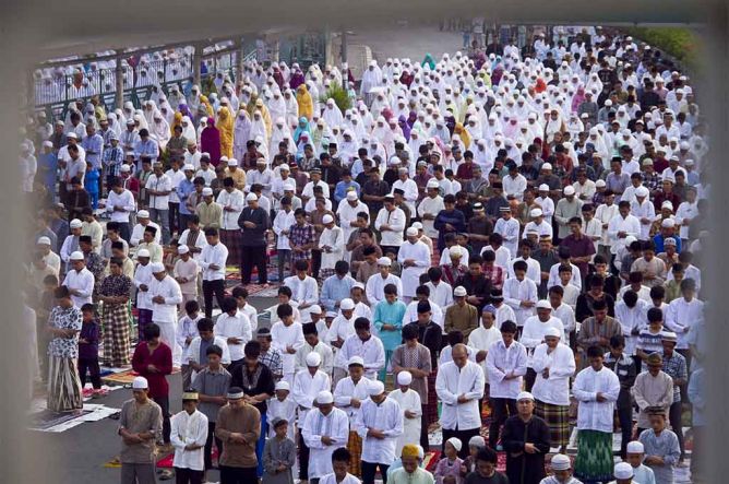 Jamaah Sholat Id di Masjid Al Azhar Meluber 