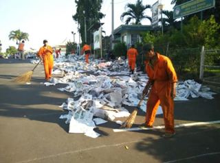 Usai Salat Id, Masih Ada yang Lupa Bawa Sampah Koran  
