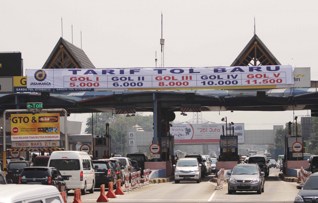 Suasana kendaraan memasuki gerbangTtol Karang Tengah, Tangerang, Banten, Jumat 11 Oktober 2015. Foto: MI/Angga Yuniar