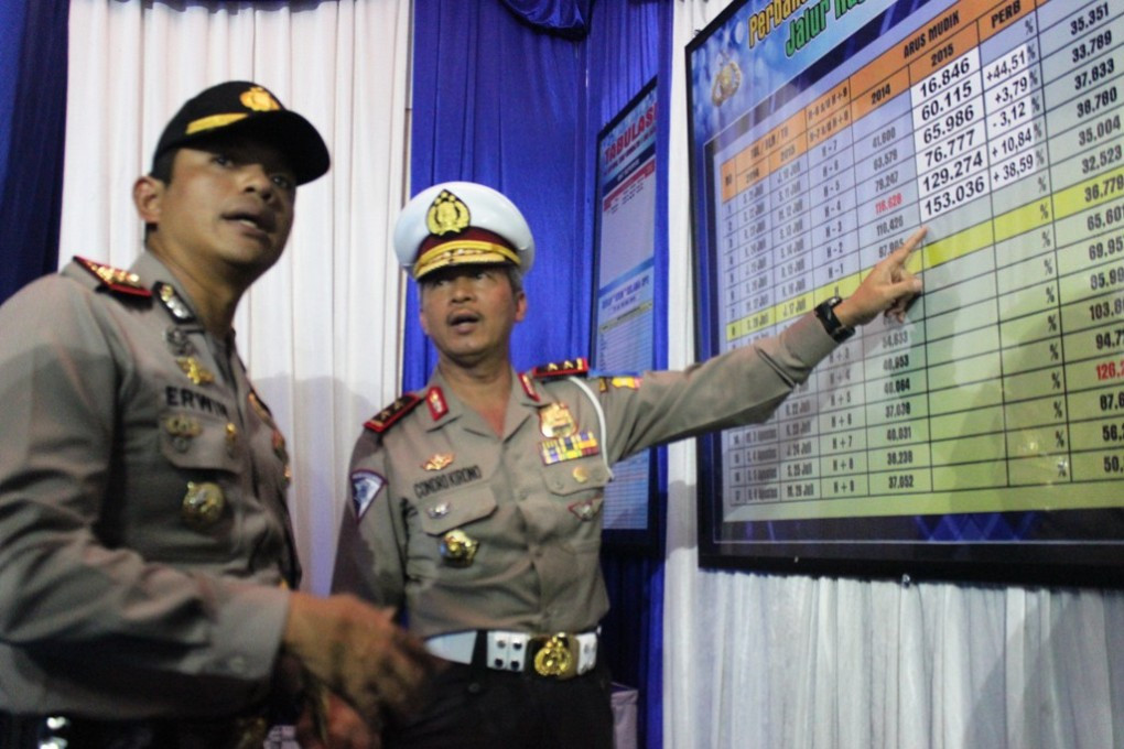 Kakorlantas Polri, Irjen Cokro Kirono (kanan) saat didampingi Kapolres Bandung AKBP Erwin Kurniawan di Posko Jalan Cagak Nagreg. Metrotvnews.com/Ismail