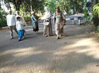 Usai Salat, Belasan Pengemis 'Kais' Rezeki di Masjid Al Azhar