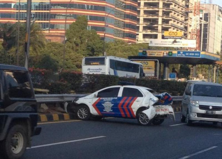 Mobil Polisi Ditabrak Grand Livina di Semanggi