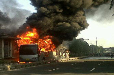 Bus TransJakarta Terbakar di Jatinegera 