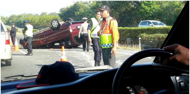 Pecah Ban, Kijang Terguling di Tol Merak KM 65