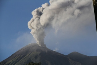 Warga Mulai Diungsikan Menjauh dari Gunung Gamalama