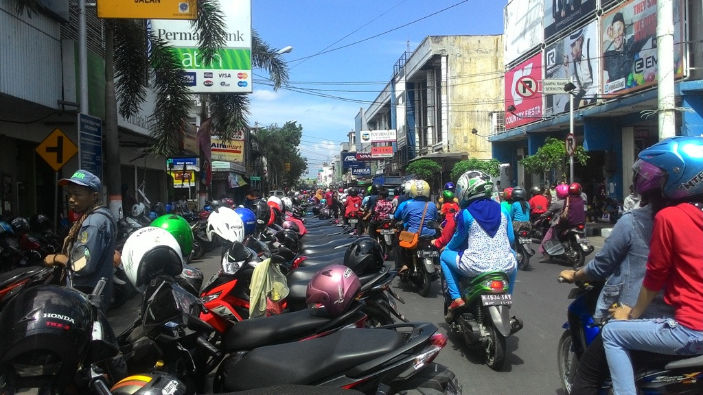Areal parkir di Jalan Majapahit, Kota Mojokerto, dipadati sepeda motor. Foto: MTVN/Nurul Hidayat