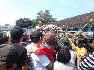 Warga Jakarta Ikut Rebutan Makanan di Grebeg Syawal