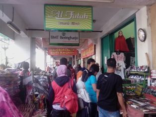 Wisatawan Sesaki Jalan Malioboro