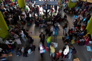 Di Stasiun Gambir, Pemudik Menurun, Arus Balik Mulai Tampak