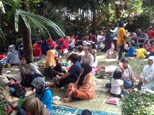 Puluhan Ribu Wisatawan Padati Kebun Binatang Bandung