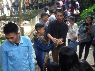 Pengunjung Kebun Binatang Bandung Dilarang Foto Bersama Satwa