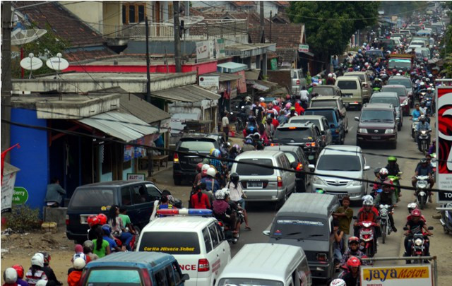 Ratusan kendaraan terjebak kemacetan panjang di kawasan Wisata Pantai Anyer hingga Carita, Kab Pandeglang, Banten. (Foto: Antara/Asep Fathulrahman)