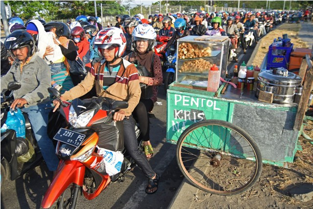 Pedagang menjajakan barang daganganya untuk pemudik. (Foto: Antara M Risyal Hidayat)