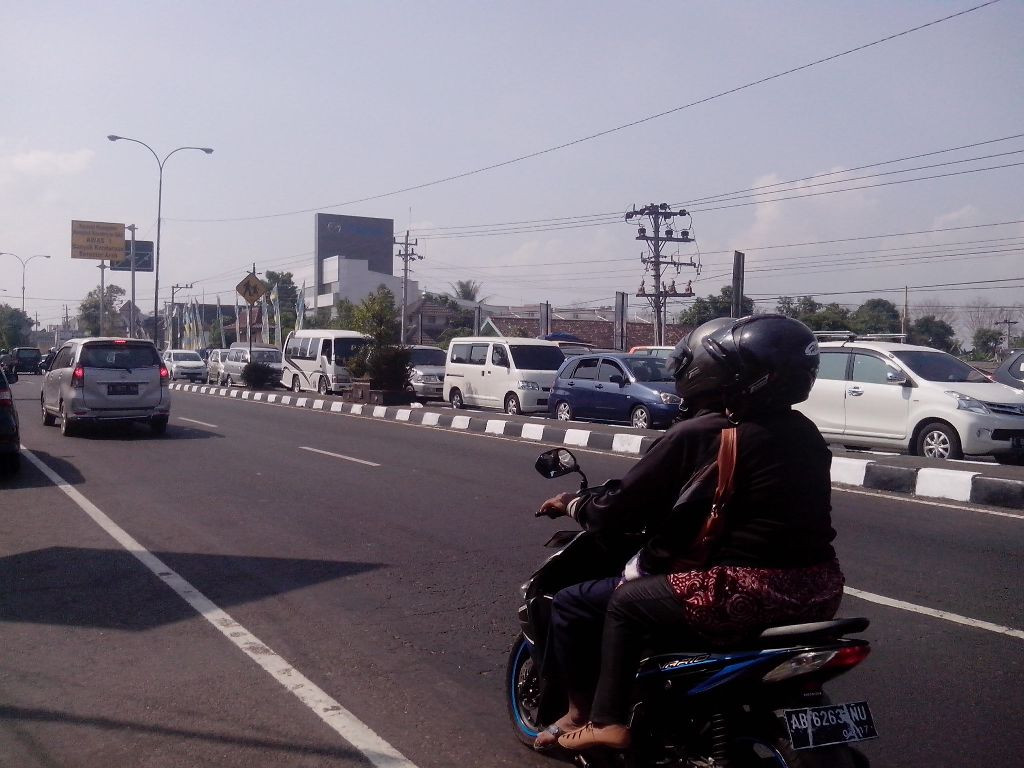 Penumpukan kendaraan di dekat lampu merah Bandara Adisucipto, Yogyakarta. Foto: MTVN/Vicka