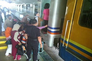 Penumpang Kereta Tujuan Jakarta mulai Padati Stasiun Jombang