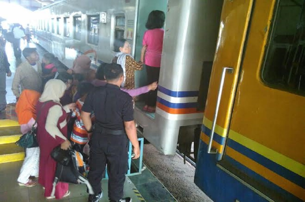 Penumpang kereta berangkat dari Stasiun Jombang pada tiga hari setelah Lebaran 2015, Metrotvnews,com/ Nurul Hidayat