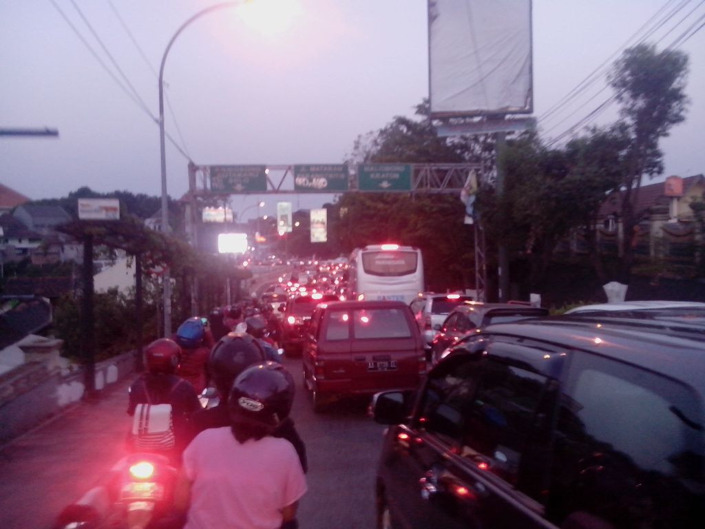Jalan menuju Malioboro macet karena banyaknya kendaraan yang melintas. Foto: MTVN/Vicka