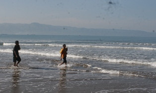 3 Wisatawan Tergulung Ombak Pantai Selatan