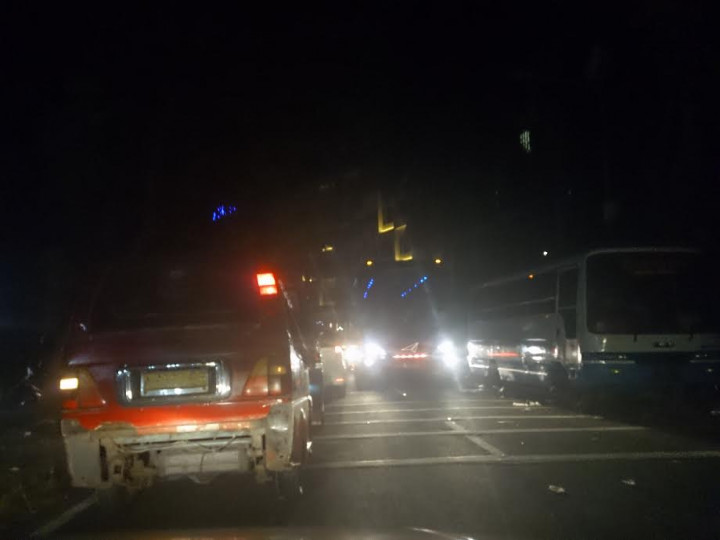 Tengah Malam, Jalur Menuju Pantai Anyer Masih Mengular