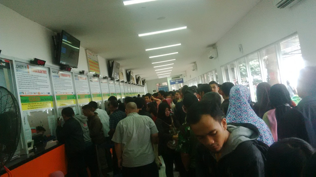 Pemudik mulai padati Stasiun Senen--Foto: MTVN/Dok