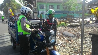 Polisi Tindak Kendaraan Bak Terbuka yang Angkut Penumpang