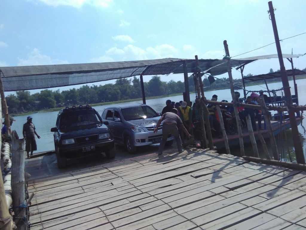 Suasana penyebrangan di Sungai Brantas, Desa Megaluh, Kecamatan Megaluh, Kabupaten Jombang. Foto: MTVN/Nurul Hidayat