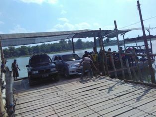 Pengusaha <i>Gethek</i> Dapat Berkah dari Kemacetan Jembatan Ploso