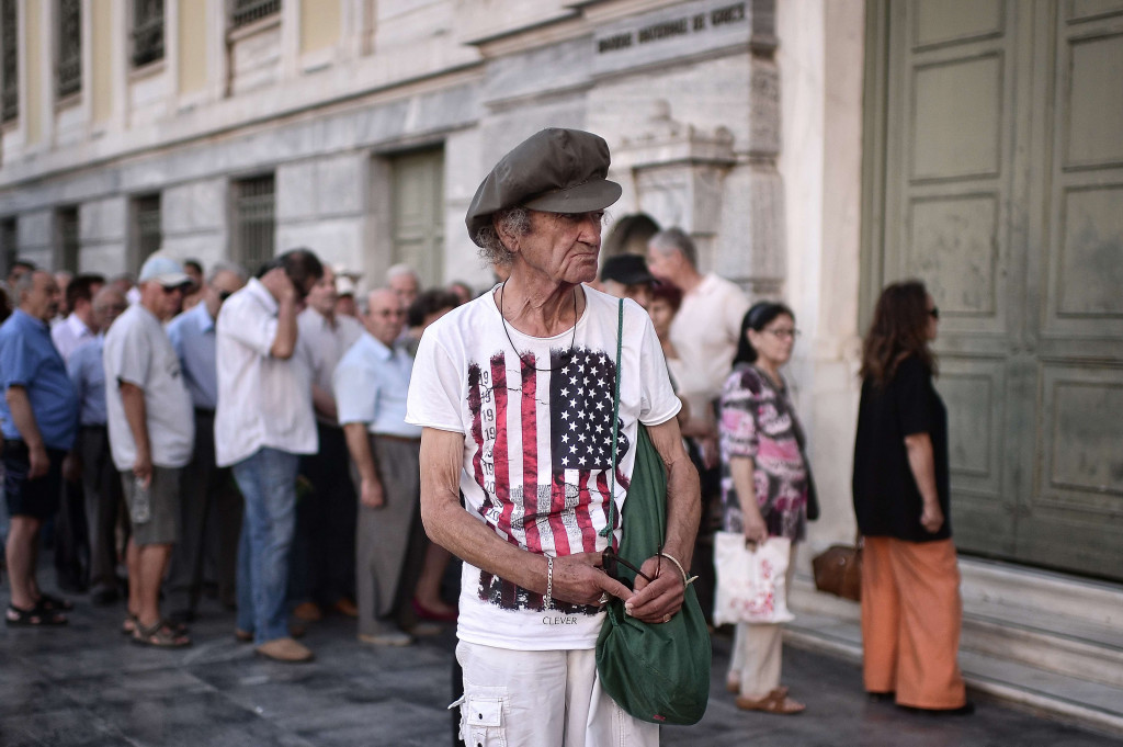 Tunggu Bank Buka, Pensiunan di Yunani Antri Panjang