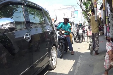 Dua Pasar Tumpah di Bangkalan Akibatkan Antrean Panjang di Arus Balik