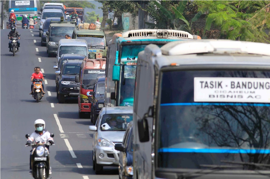Antrean kendaraan pemudik di jalur Selatan Limbangan, Kabupaten Garut, Jawa Barat, Sabtu (11/7). Foto: Antara/Adeng Bustomi