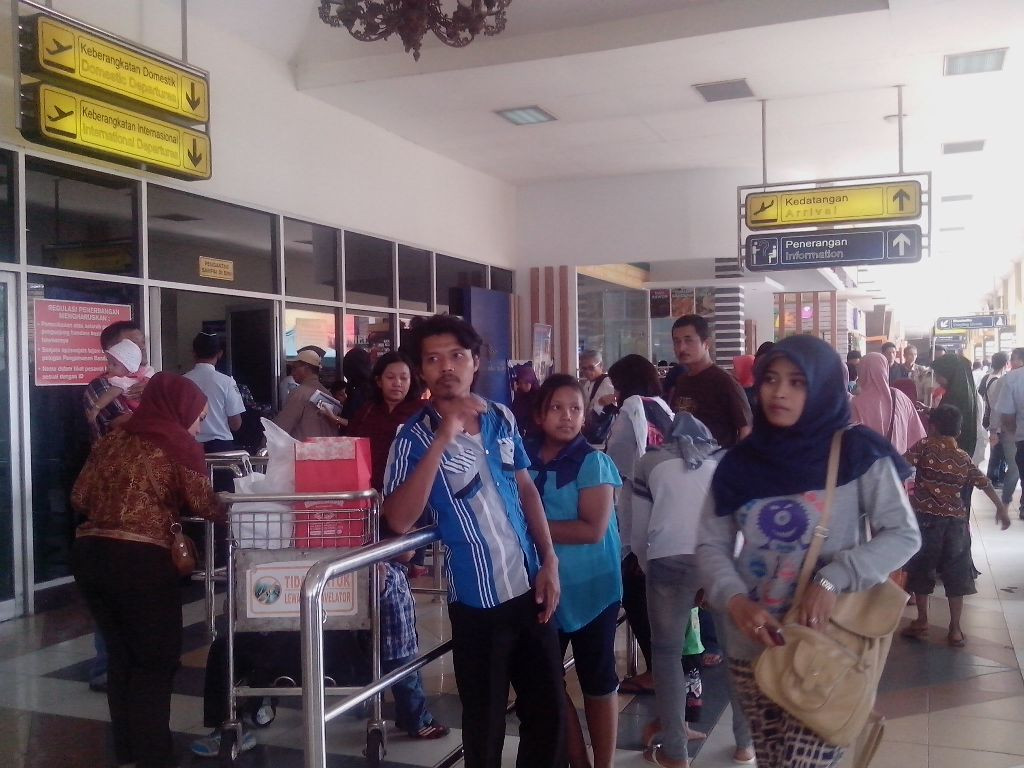 Antrean penumpang di pintu masuk keberangkatan Bandara Adisucipto. Foto: MTVN/Vicka