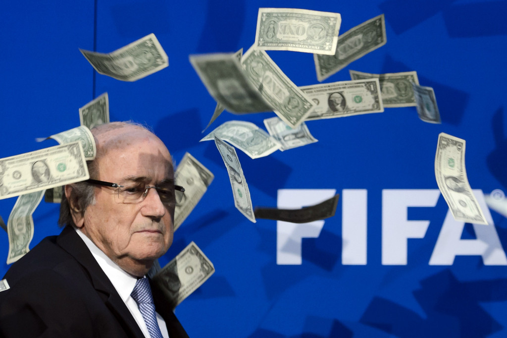 Usai Sidang FIFA, Sepp Blatter Dihujani 'Dollar' 