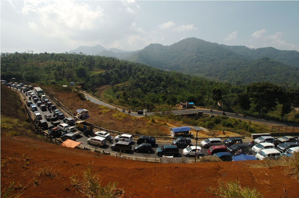 Antrean kendaraan memadati ruas jalan jalur Selatan Lingkar Gentong, Tasikmalaya, Jawa Barat, Senin (20/7). Foto: Antara/Adeng Bustomi