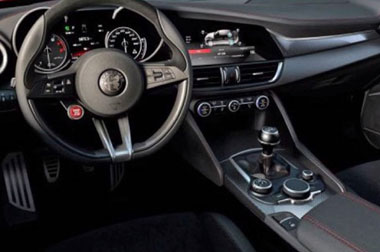 Interior Alfa Romeo Giulia Aplikasi Bahan Serat Karbon  
