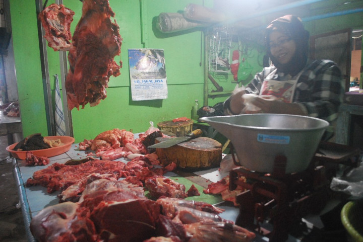 Penjualan Daging Sapi & Ayam Masih Sepi Pembeli