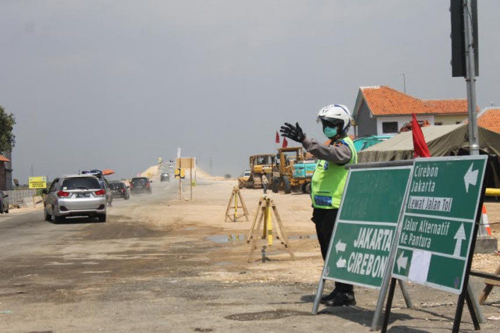 Arus Lalin Pintu Tol Brebes Timur Padat