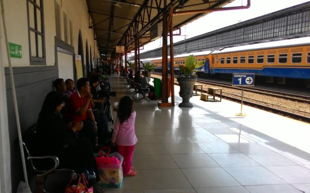 Situasi penumpang kereta api di Stasiun Senen--Foto: MTVN/Damar Iradat