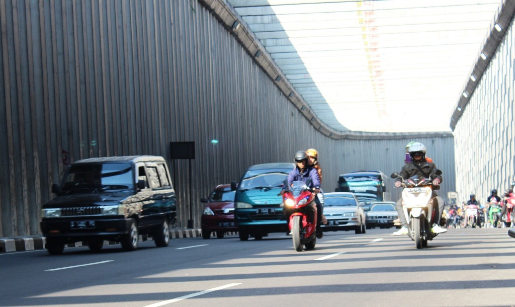Kendaraan melintas di terowongan Nagreg. Foto: MTVN/Ismail