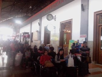 Arus Mudik, Puluhan Ribu Orang Padati Stasiun Tugu