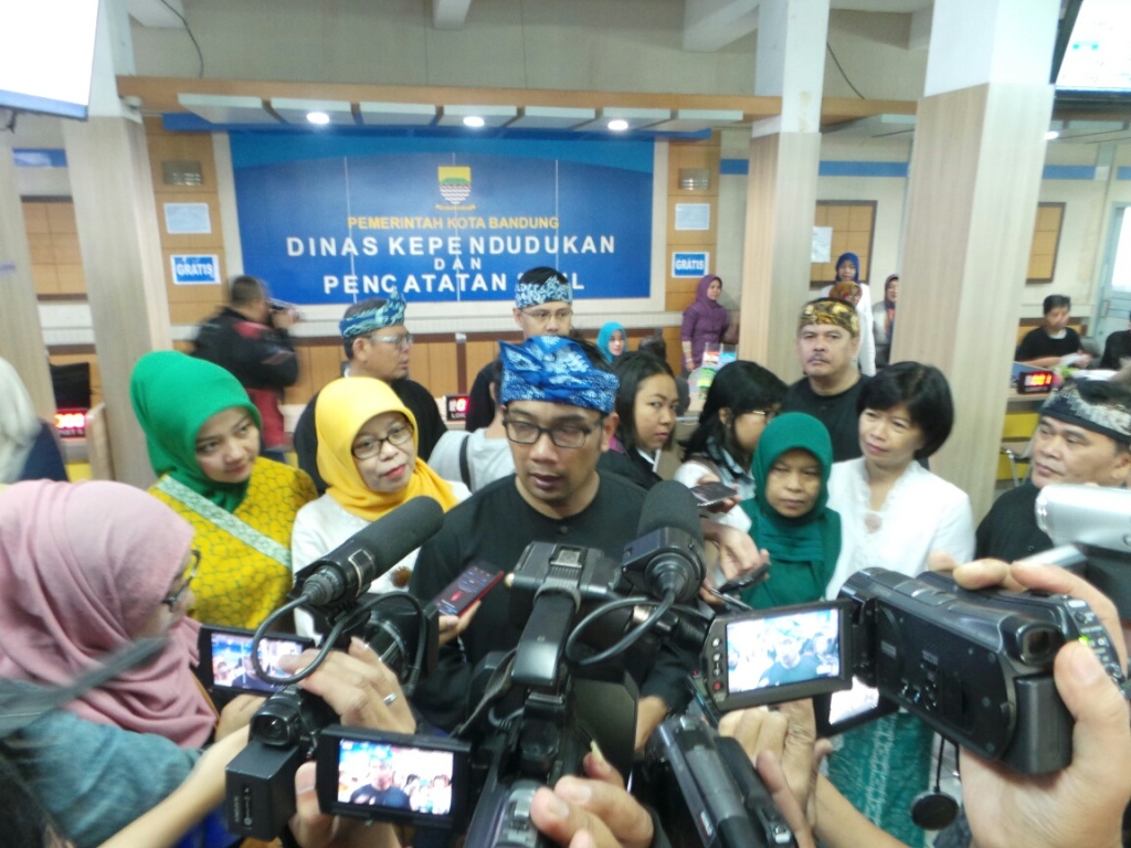 Wali Kota Bandung Ridwan Kamil mengenakan pakaian khas Sunda saat sidak ke sejumlah SKPD Kota Bandung. Foto: MTVN/Roni