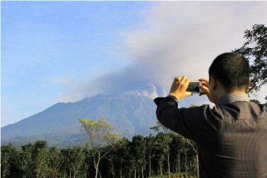 Gempa Tremor Gunung Raung Fluktuatif